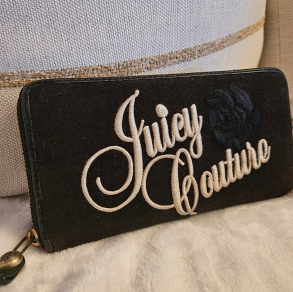 Juicy Couture Handbags - RARE 👑 JUICY COUTURE Y2K Black Cream Velour Vintage Full-Size Zippy Wallet